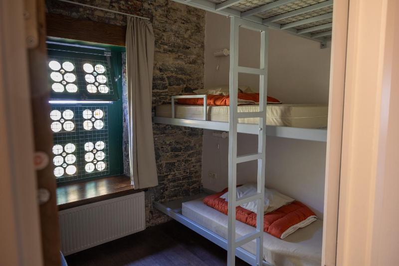 Small 3 bed private room (triple bunk bed) image 1