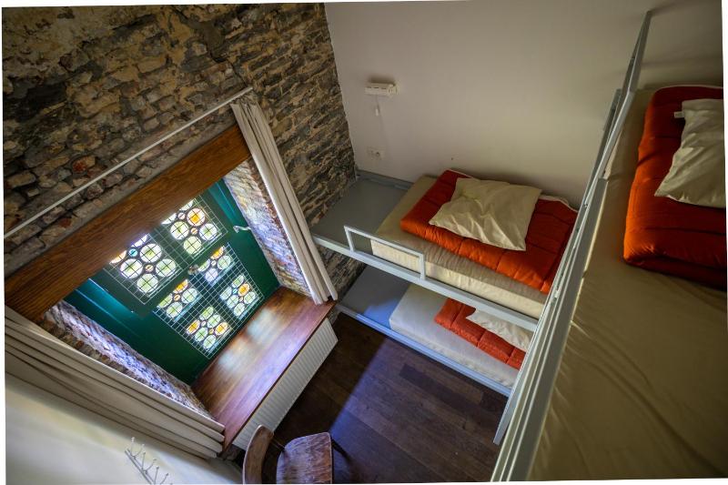 Small 3 bed private room (triple bunk bed) image 4