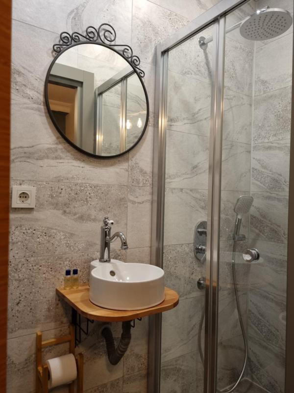 Double Room image 3