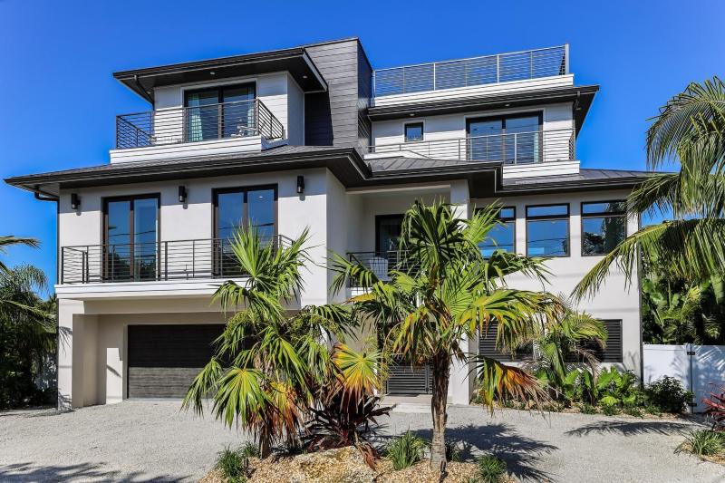 Surf-Side Beach House - image 18