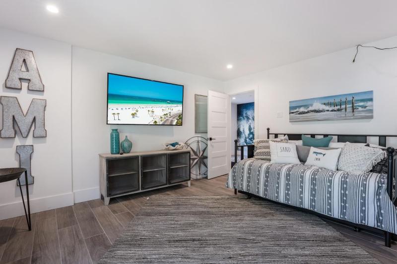 Surf-Side Beach House - image 34