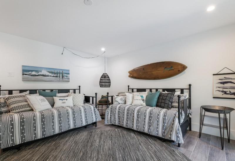 Surf-Side Beach House - image 8