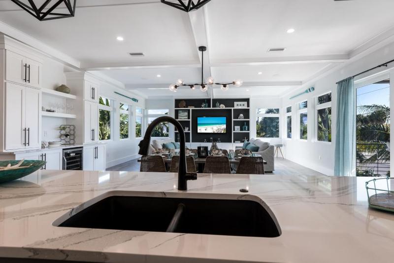 Surf-Side Beach House - image 25