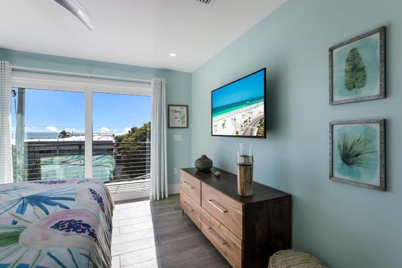 Surf-Side Beach House - image 29