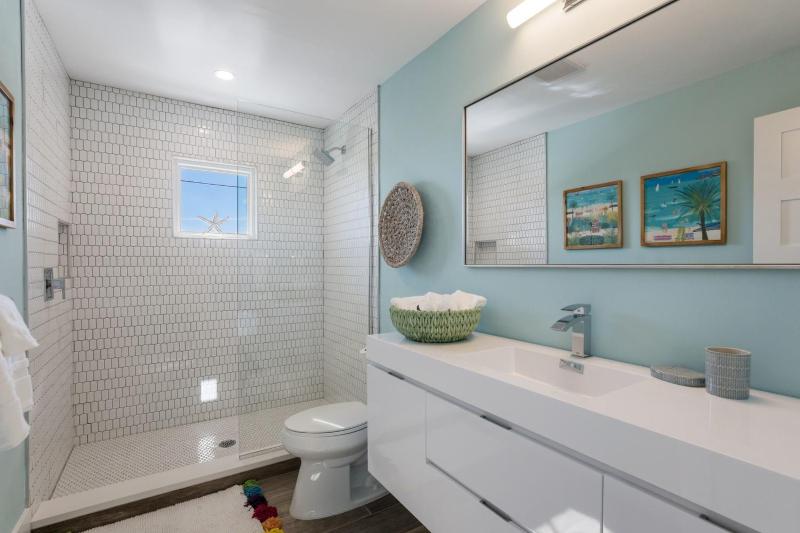 Surf-Side Beach House - image 32