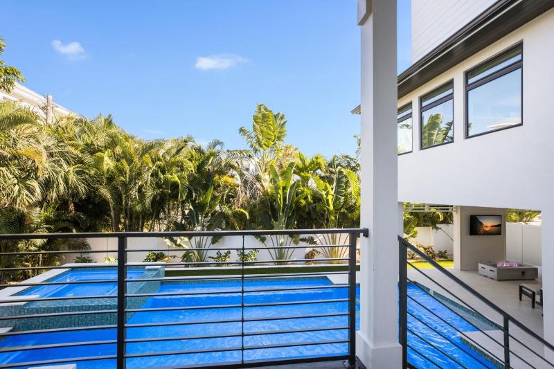 Surf-Side Beach House - image 26