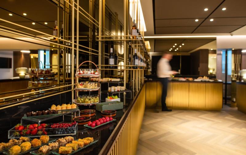 Club King Suite - Lounge Access image 3