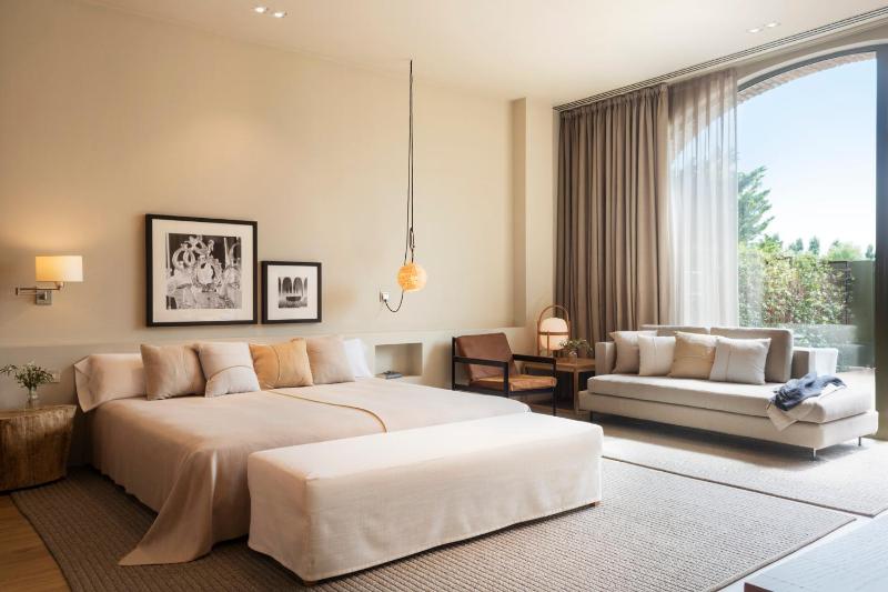 Family Room image 3
