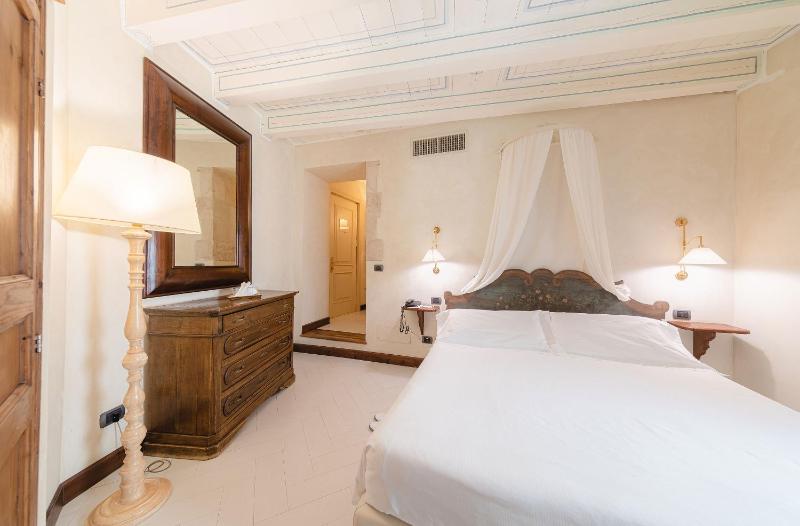 Classic Double or Twin Room image 1