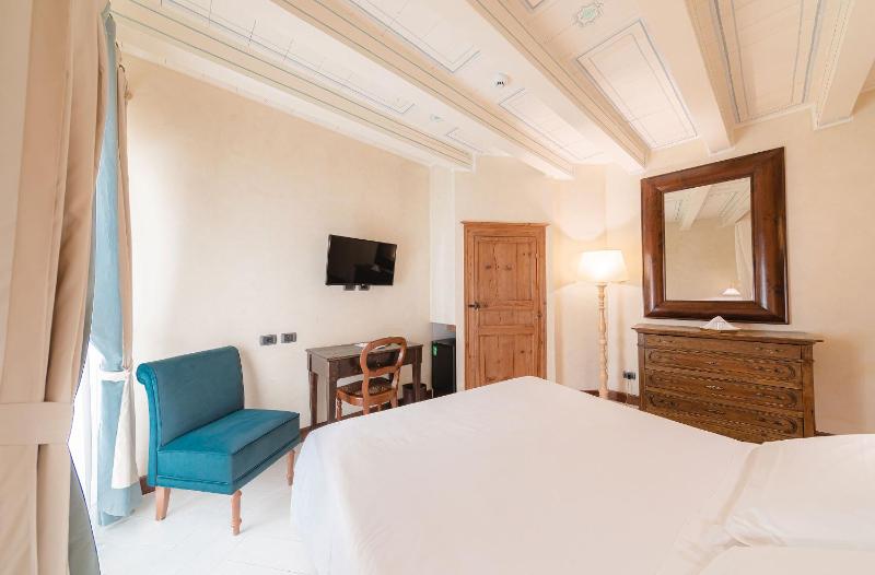 Classic Double or Twin Room image 3