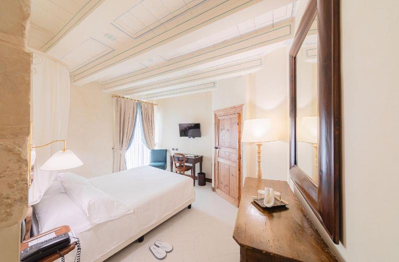 Classic Double or Twin Room image 4