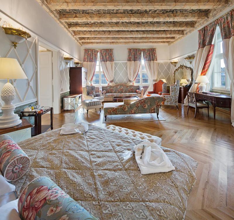 Luxury Suite with Main Market view and balcony image 4