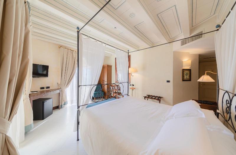 Classic Double or Twin Room with Sea View image 3