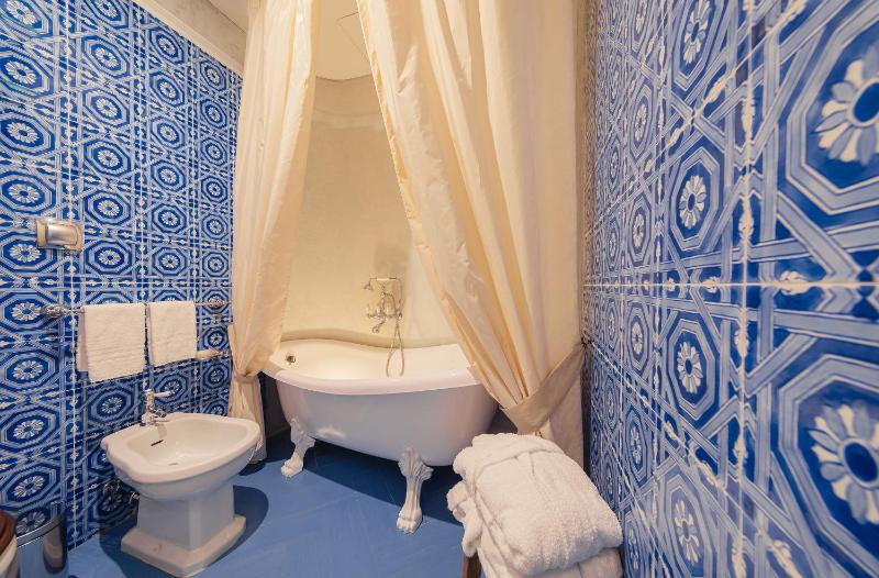 Deluxe Double Room with Hot Tub image 4