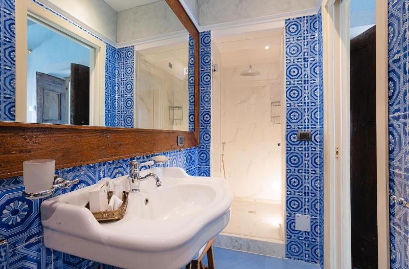 Deluxe Double Room with Hot Tub image 3