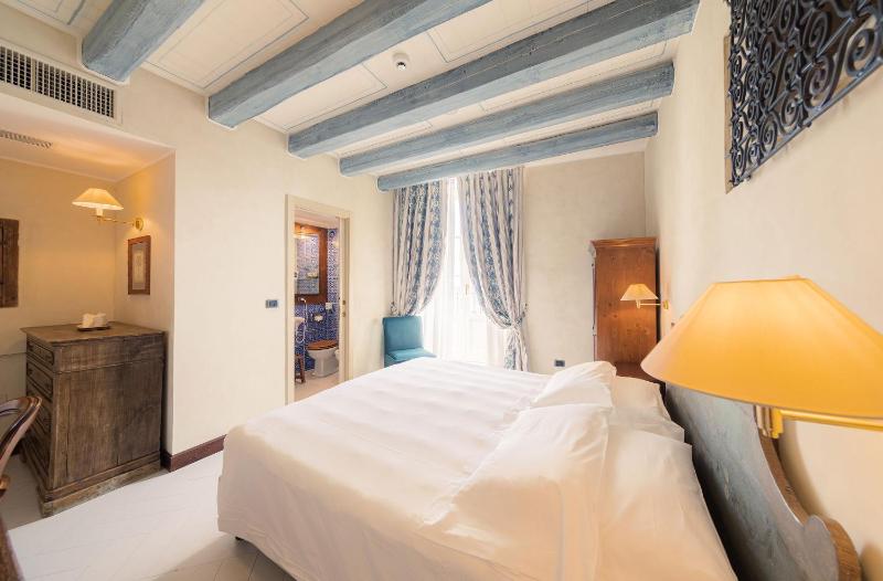 Classic Double or Twin Room with Sea View image 4