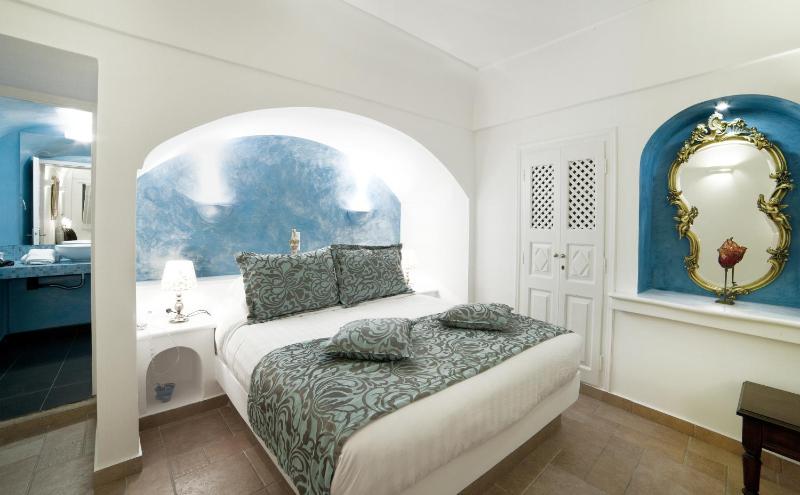 Junior Suite with Caldera View image 2