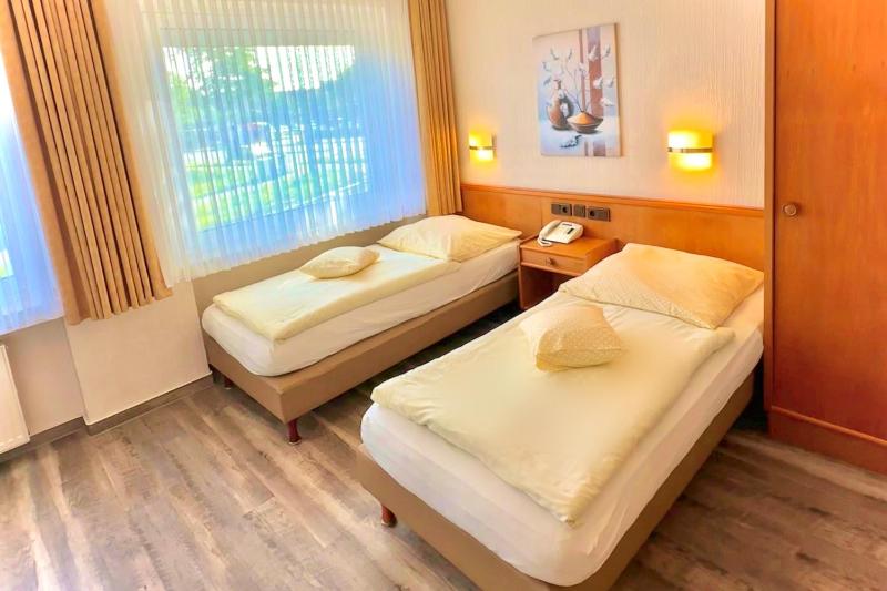 Twin Room image 1