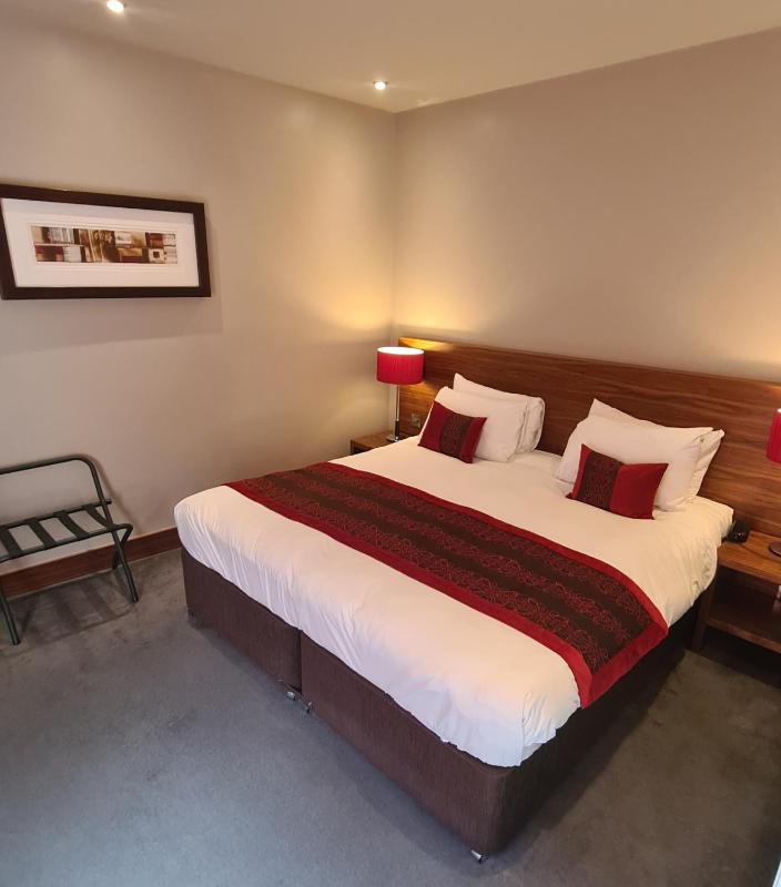 Classic Double Room image 4