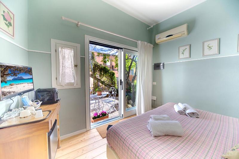 Queen Room with Garden View image 4