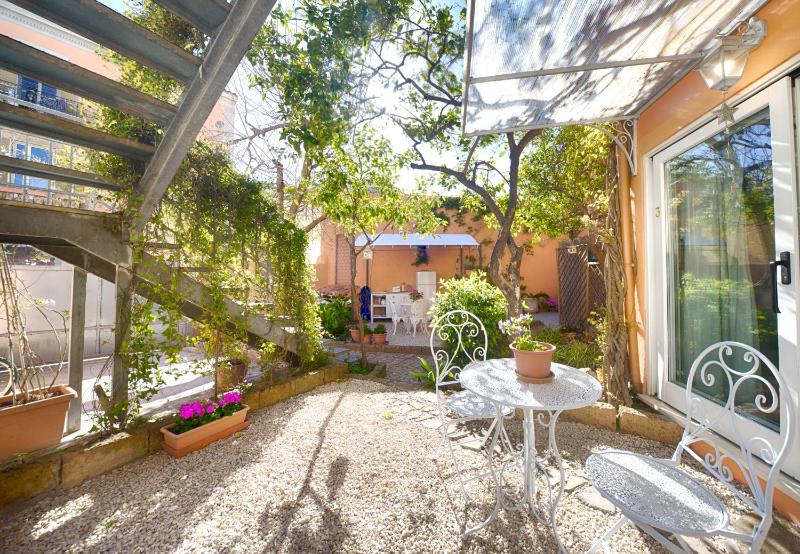 Queen Room with Garden View image 2