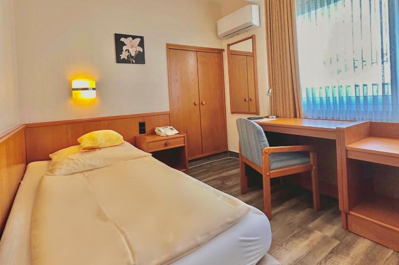 Single Room image 4