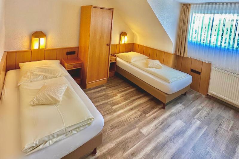 Twin Room image 2