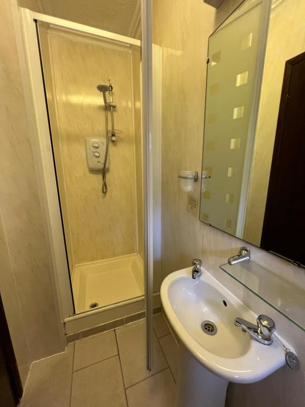 Twin Room image 4