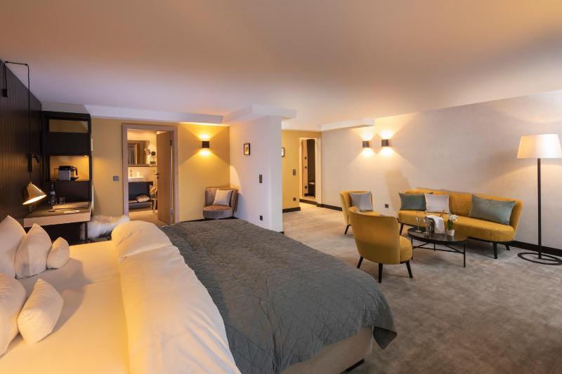 Modern Junior Suite image 1