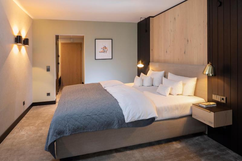 Modern Double Room image 3