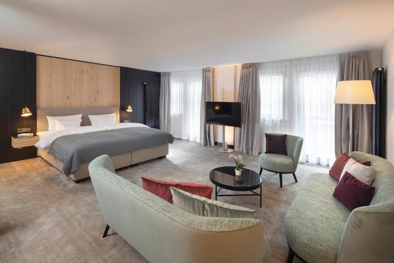 Modern Junior Suite image 3