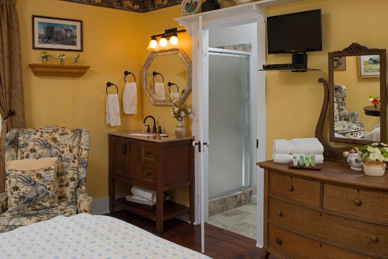 Deluxe King Room image 4