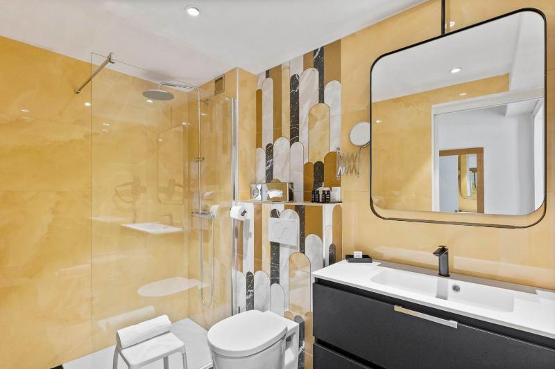Double or Twin Room image 3
