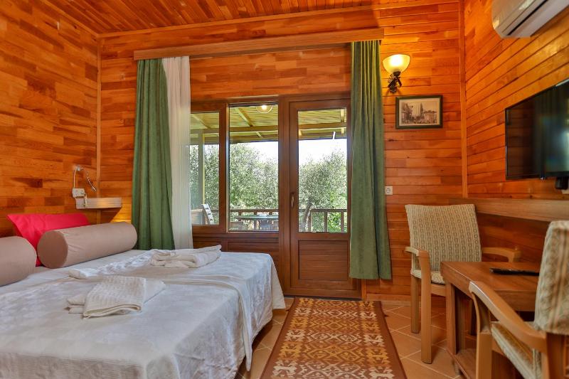 Double or Twin Room with Garden View image 3