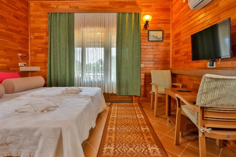 Triple Room with Garden View image 4