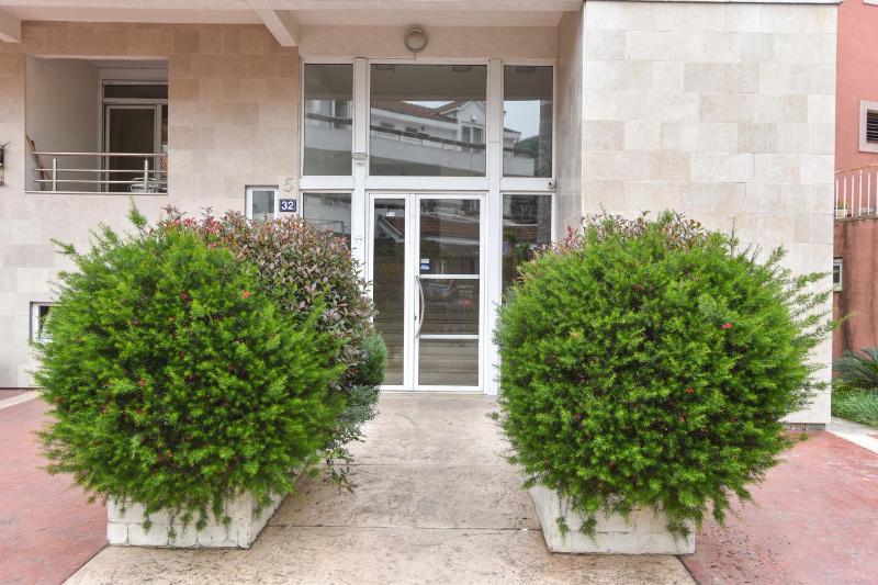 Modern Studio 200m from the Beach - image 5