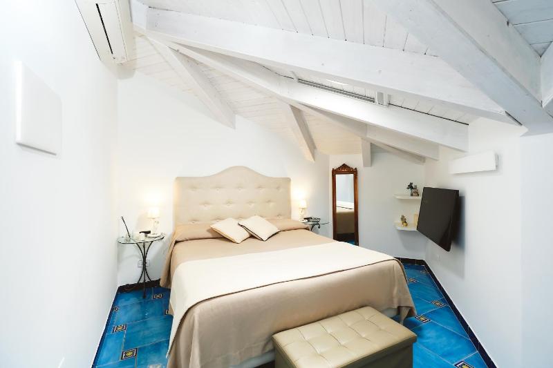 Standard Double Room image 4