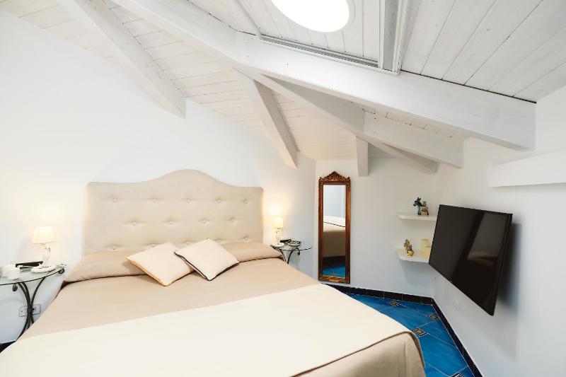 Standard Double Room image 2