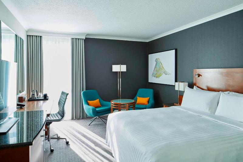 Deluxe King Room image 3
