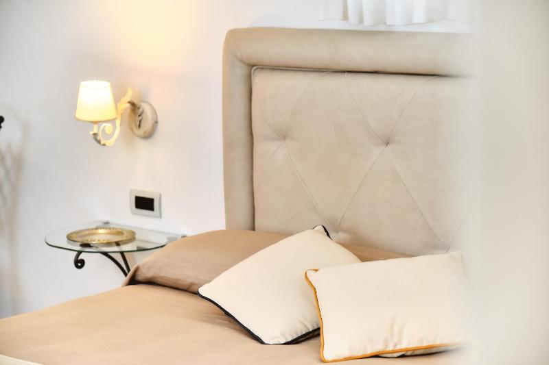 Deluxe Double Room image 2