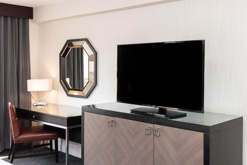 Deluxe King, Larger Guest room, 1 King, Corner room image 3