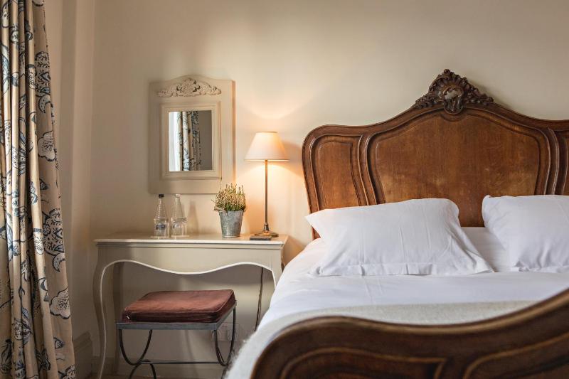 Standard Double Room image 4