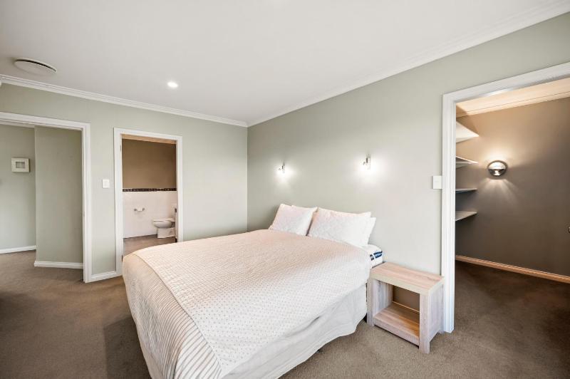 Taupo Escape - Rainbow Point Holiday Home - image 20