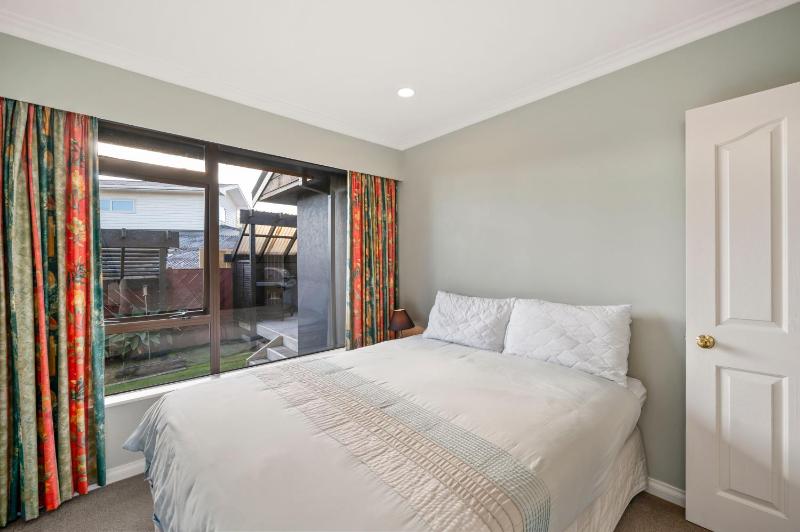 Taupo Escape - Rainbow Point Holiday Home - image 7