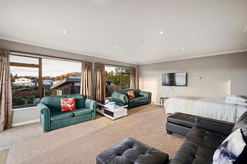 Taupo Escape - Rainbow Point Holiday Home - image 26
