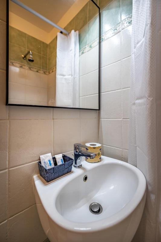 Standard Single Room image 3