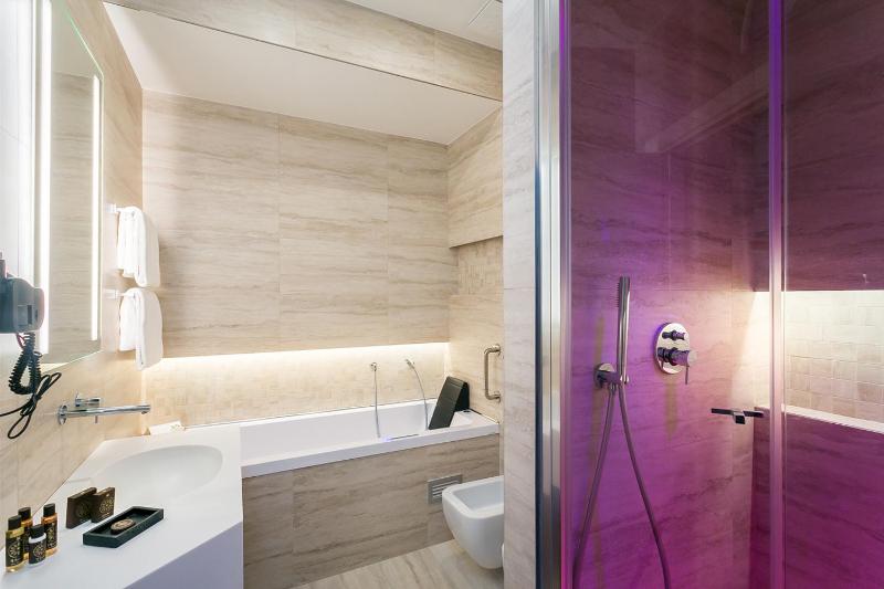 Deluxe Double Room with Jacuzzi Bathtub image 4