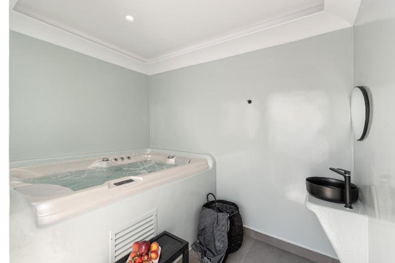 Deluxe Double Room with Outdoor Hot Tub image 3