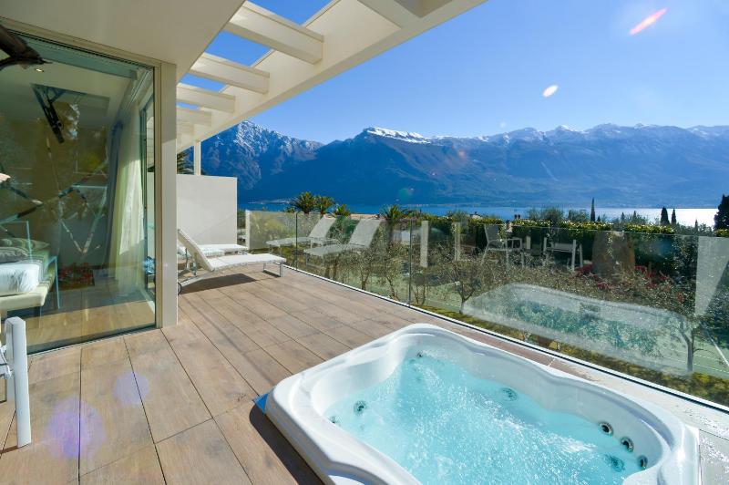 Deluxe Suite with Lake View Terrace and Spa Bath image 1