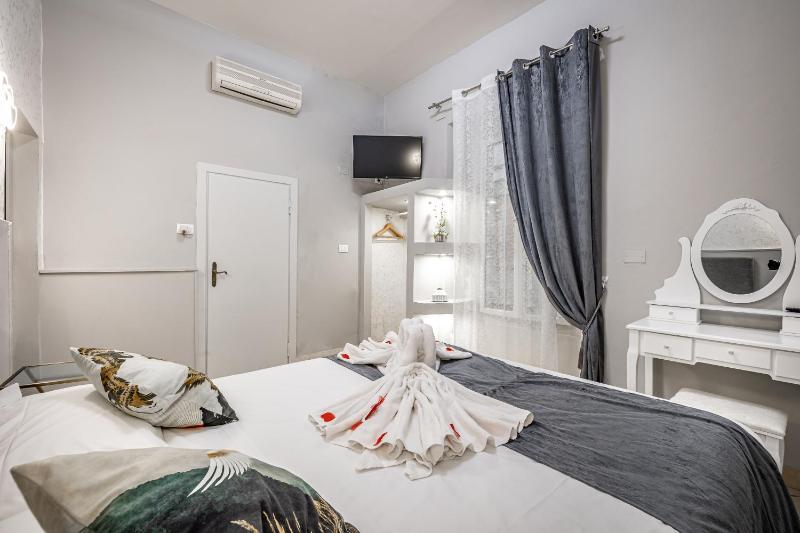 Economy Double Room image 3